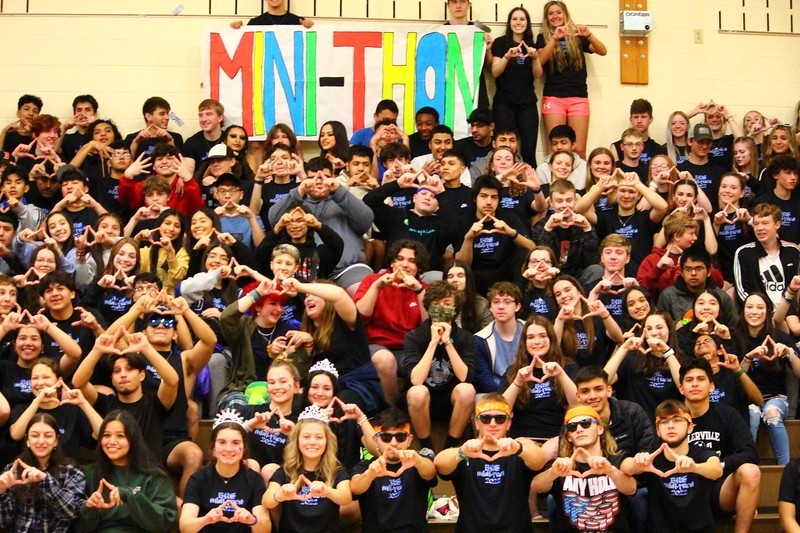 Group of  Mini-THON students smiling for a picture